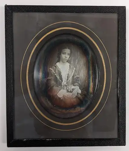 Fotografie Daguerreotypie 1 /4 Platte junge Frau im Biedermeierkleid, im Passepartout hinter Glas, gerahmt