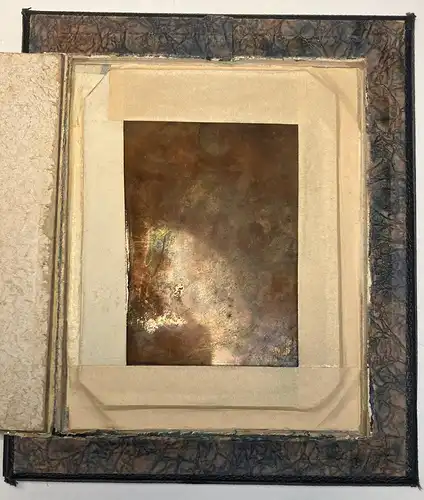 Fotografie Daguerreotypie 1 /4 Platte junge Frau im Biedermeierkleid, im Passepartout hinter Glas, gerahmt