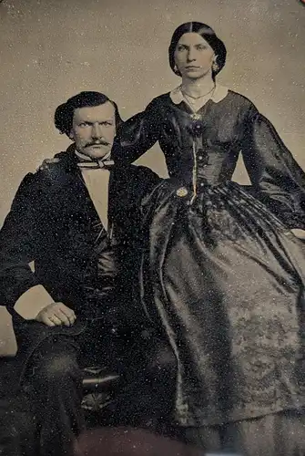 Fotografie Ambrotypie 1 /2 Platte Paar im Biedermeierkleid und im Anzug, koloriert, Kupferrahmen hinter Glas, Schachtel