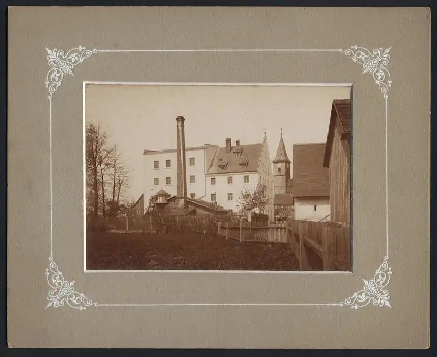 Fotografie Ferdinand Majer, Leutershausen, Ansicht Leutershausen, Mühlweg 20 m. Taubenschlag, Blick zur Kirche St. Peter 0