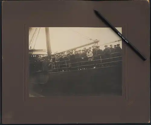 Fotografie Heinrich Meents, Wilhelmshaven, Deutsche Kriegsgefangene 1919, Kameraden an Deck eines Schiffes