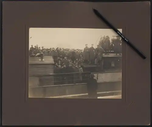 Fotografie Heinrich Meents, Wilhelmshaven, Deutsche Kriegsgefangene bei der Matrosen-Ansprache auf einem Schiffsdeck