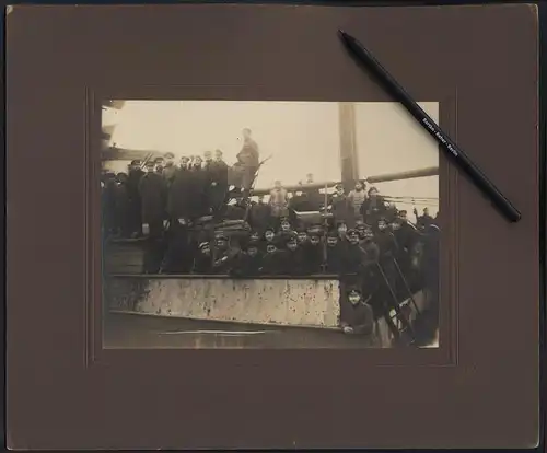 Fotografie Heinrich Meents, Wilhelmshaven, Deutsche Kriegsgefangene 1919 wähend der Matrosen-Ansprache auf einem Schiff