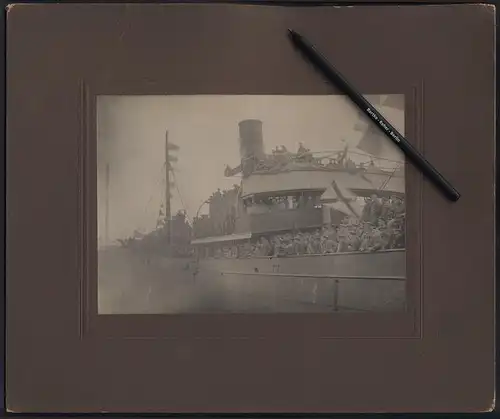 Fotografie Heinrich Meents, Wilhelmshaven, Deutsche Kriegsgefangene POW an Deck eines Kriegsschiff's 1919