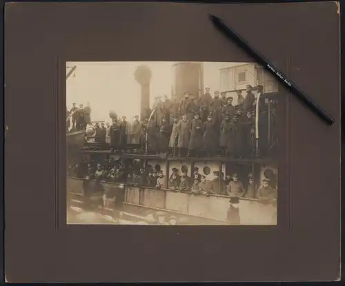 Fotografie Heinrich Meents, Wilhelmshaven, Deutsche Kriegsgefangene POW's harren auf einem Schiff aus 1919