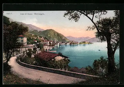 AK Menaggio /Lago di Como, Ortsansicht mit Uferstrasse und See