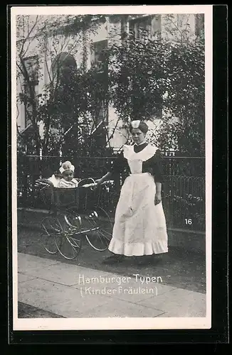 AK Hamburg, Kinderfräulein in Dienstkleidung und ihrem Schützling im Kinderwagen