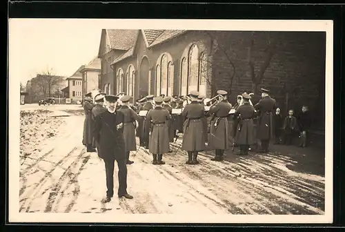 Foto-AK Minden i. W., Militärkapellen-Konzert vor der Turnhalle Turnvater Jahn im Winter