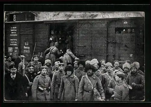 AK Lager Lechfeld, Russische Kriegsgefangene vor und in einem Güterzug, Ankunft