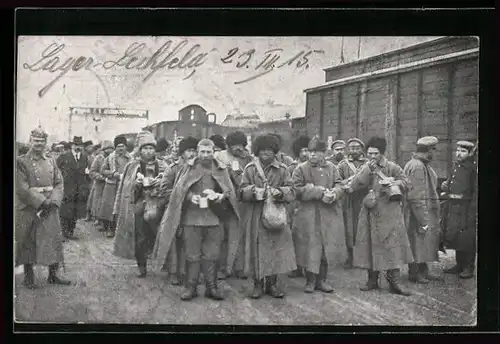AK Lager Lechfeld, Ankunft russischer Kriegsgefangener im Lager, Mahlzeit im Stehen, deutscher Bewacher