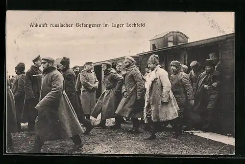 AK Lager Lechfeld, Ankunft russischer Kriegsgefangener im Lager, Ausstieg aus dem Zug