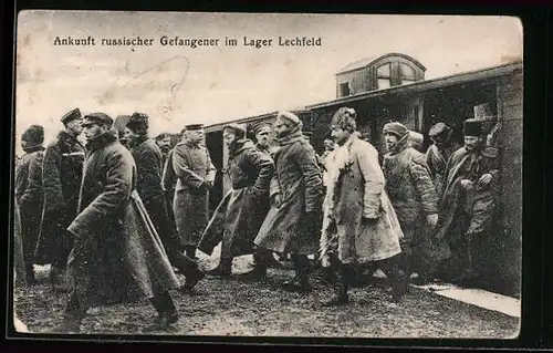 AK Lager Lechfeld, Russische Kriegsgefangene bei ihrer Ankunft