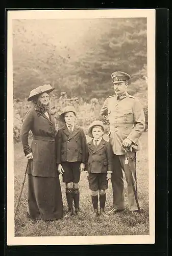 AK Grossherzogpaar von Hessen-Darmstadt mit Söhnen auf einem Ausflug, Hessischer Opfertag 1915