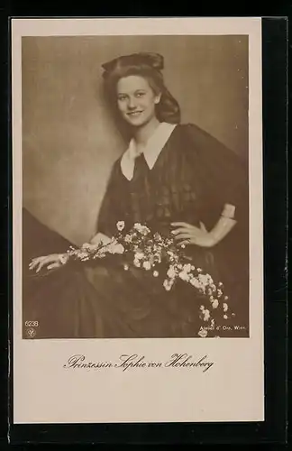 AK Prinzessin Sophie von Hohenberg in Kleid mit Blumen auf dem Schoss und Schleife im Haar