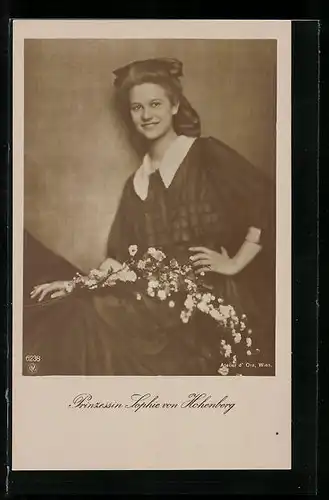 AK Prinzessin Sophie von Hohenberg in Kleid mit Blumen auf dem Schoss und Schleife im Haar