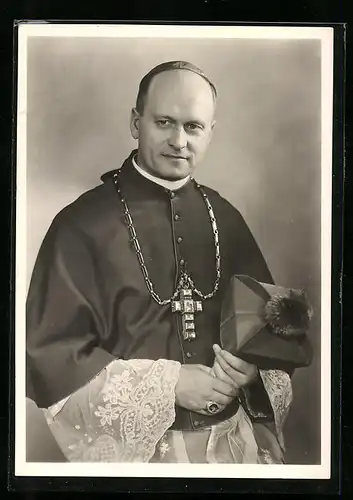 Foto-AK katholischer Geistlicher in Ornat mit Kruzifix