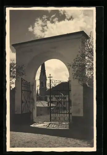 AK St. Moritz, Blick durch ein Portal auf die Kirche