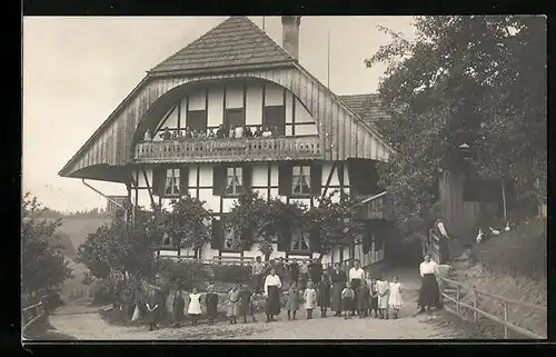 Foto-AK Wald, Ferienheim, davor Kinder und Erzieherinnen