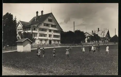Foto-AK Teufen, Zwei Häuser, Kinder auf einer Wiese