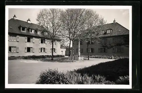 AK Freidorf b. Basel, Platz mit Brunnen und Gebäuden