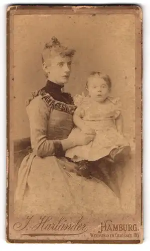 Fotografie J. Harländer, Hamburg, Wandsbecker Chaussee 195, Klein Walter mit seiner Mutter in feinen Kleidern