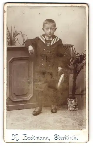 Fotografie K. Bockmann, Oberkirch, Junge im Matrosendress mit Mütze