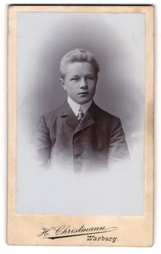 Fotografie H. Christmann, Warburg, Blonder Junge im feinen Anzug