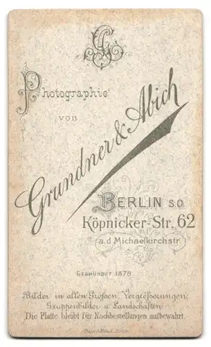 Fotografie Grundner & Abich, Berlin, Köpenicker-Strasse 62, Kind mit Bubikopf