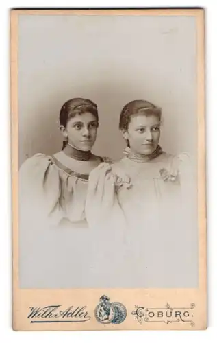 Fotografie Wilh. Adler, Coburg, Allée 6, Zwei Schwestern in feinen Kleidern