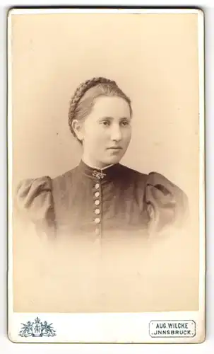 Fotografie Aug. Wilcke, Innsbruck, Rudolfstrasse 1, Bürgerliches Fräulein mit Flechtfrisur