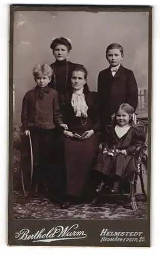 Fotografie Berthold Wurm, Helmstedt, Neumärkerstrasse 25, Mutter mit ihren vier Kindern im Sonntagsstaat