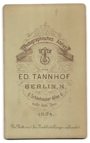 Fotografie Ed. Tannhof, Berlin, Schönhauser Allee 6, Kleines Mädchen im hübschen Kleidchen