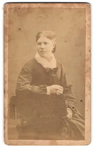 Fotografie F. Fischer, Stege, Bürgerliche Dame mit gescheiteltem Haar im feinen Kleid