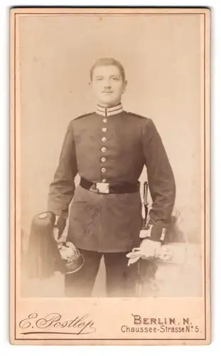 Fotografie E. Postlep, Berlin, Soldat in Garde Uniform mit Pickelhaube Rosshaarbusch und Bajonett
