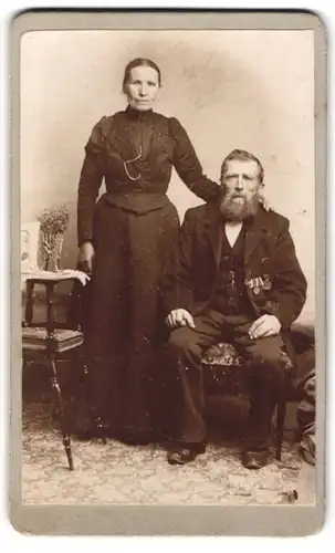 Fotografie unbekannter Fotograf und Ort, älterer Veteran mit Orden am Revers nebst seiner Frau