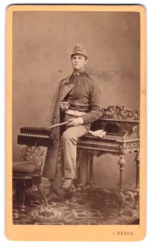 Fotografie J. Benda, Prag, K.u.K. Soldat in Uniform mit 3 Sternen und Zigarre in der Hand