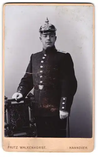 Fotografie Fritz Walkenhorst, Hannover, Einjährig-Freiwilliger Soldat in Uniform mit Pickelhaube