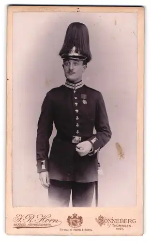 Fotografie J. R. Horn, Sonneberg, thüringischer Soldat in Gardeuniform mit Pickelhaube Rosshaarbusch, Orden