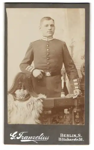 Fotografie G. Franzelius, Berlin, preussischer Soldat in Gardeuniform mit Pickelhaube Rosshaarbusch, Bajonett mit Portepee