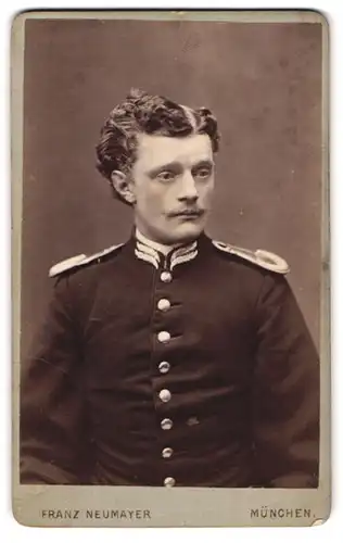 Fotografie Franz Neumayer, München, Soldat in Uniform mit Epauletten
