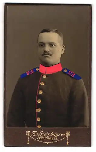 Fotografie A. Steinhäuser, Freiburg i. B., Soldat in Uniform Rgt. 113, Handkoloriert