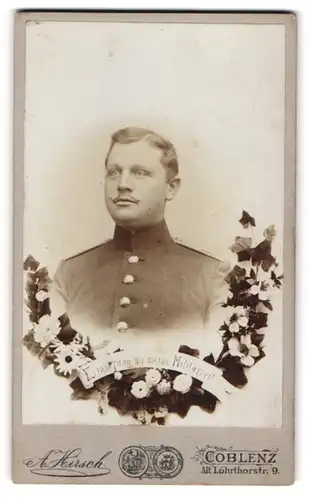 Fotografie A. Hirsch, Coblenz, Soldat in Uniform mit Moustache, im Passepartout, Erinnering an meine Militärzeit