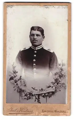 Fotografie Jul. Kistner, Karlsruhe, Soldat in Gardeuniform im Passepartout