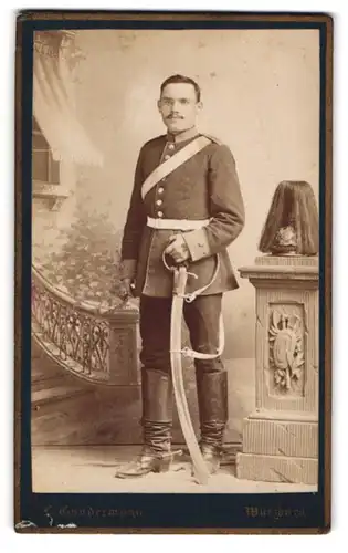 Fotografie K. Gundermann, Würzburg, Portrait Soldat in Uniform nebst Pickelhaube Rosshaarbusch
