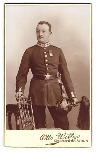 Fotografie Otto Witte, Berlin, preussischer Soldat in Garde Uniform mit Pickelhaube Rosshaarbusch