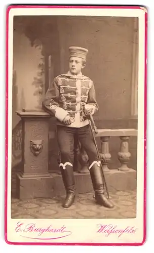 Fotografie E. Burghardt, Weissenfels, junger Husar in Uniform mit Säbel und Portepee