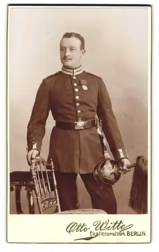 Fotografie Otto Witte, Berlin, preussischer Soldat in Gardeuniform mit Pickelhaube Rosshaarbusch