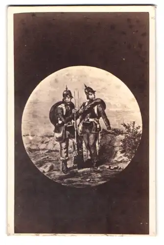 Fotografie unbekannter Fotograf und Ort, zwei Soldaten in alter Uniform mit Ausmarschgepäck von 1870