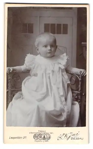 Fotografie L. K. Jué, Dessau, Leopoldstr. 27, Kleines Kind im weissen Kleid
