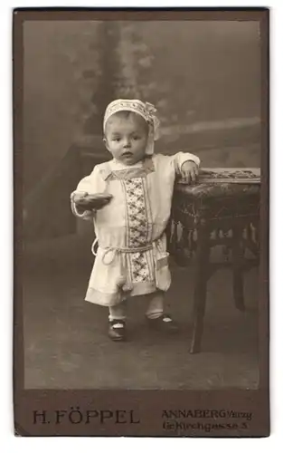 Fotografie H. Föppel, Annaberg i. Erzg., Gr. Kirchgasse 5, Kleines Kind in hübscher Kleidung